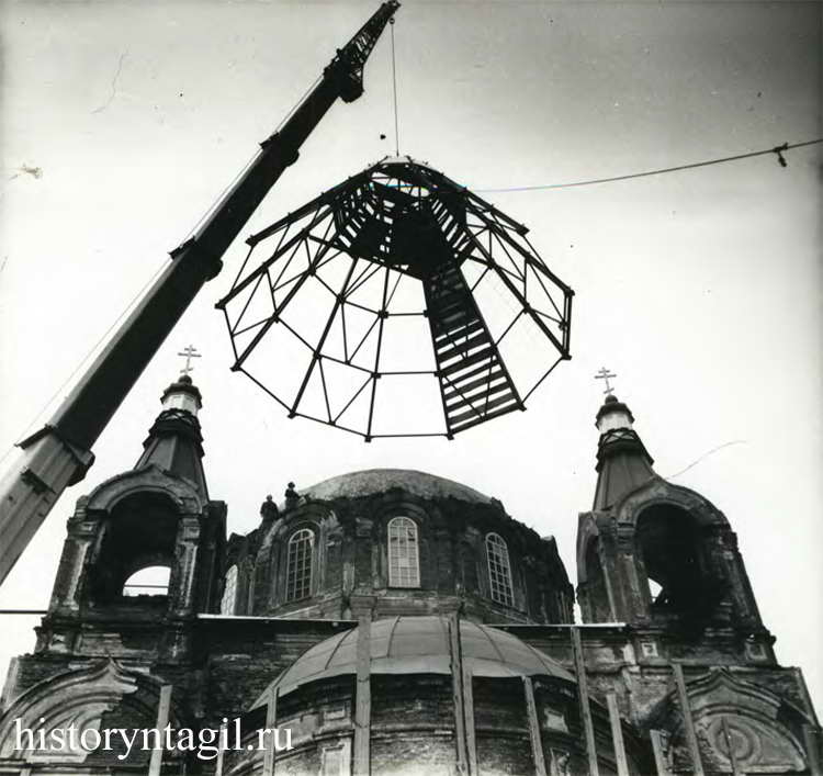 Подъем главного купола на собор Александра Невского. 1991 год