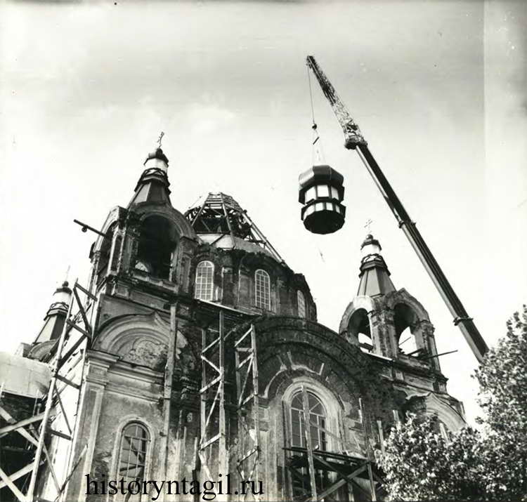 Подъем главного купола на собор Александра Невского. 1991 год