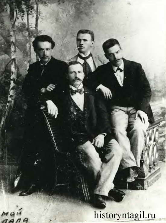 В.А. Вишняков (слева) с друзьями