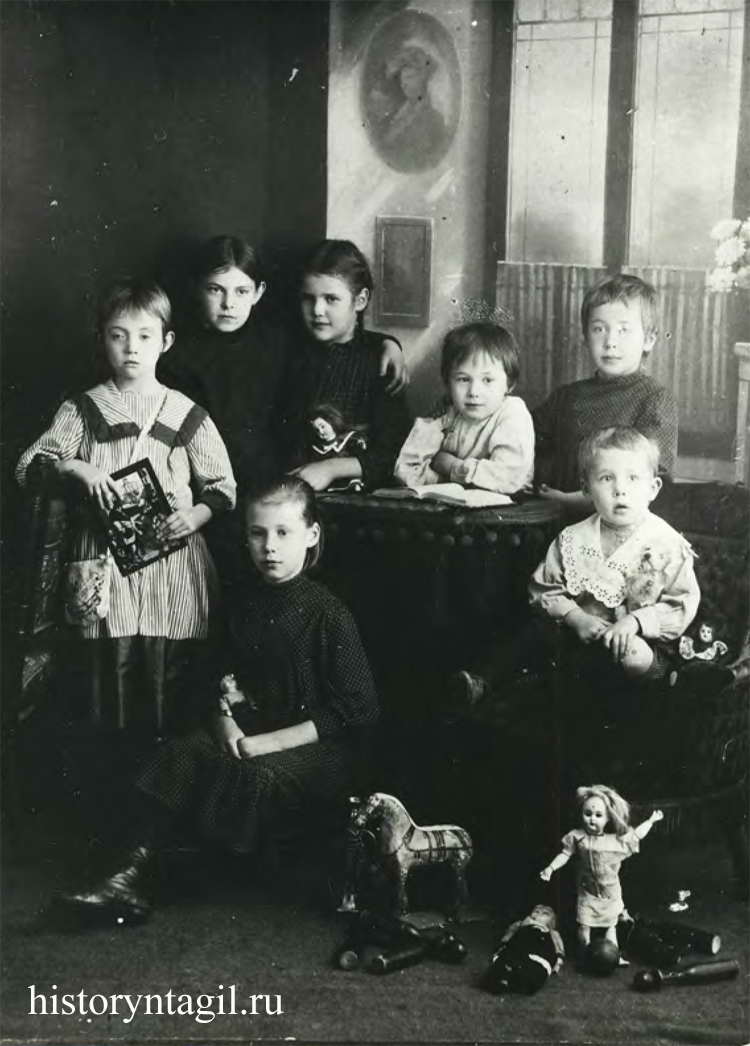 Нина (внизу), Катя (в белой кофточке сидит за столом), Зина (крайняя справа) и Шурик (сидит в кресле) с друзьями