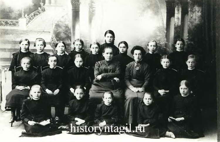 Группы учащихся церковно-приходской школы при Свято-Троицкой церкви. Фото В.А. Вишнякова, 1910-е гг.