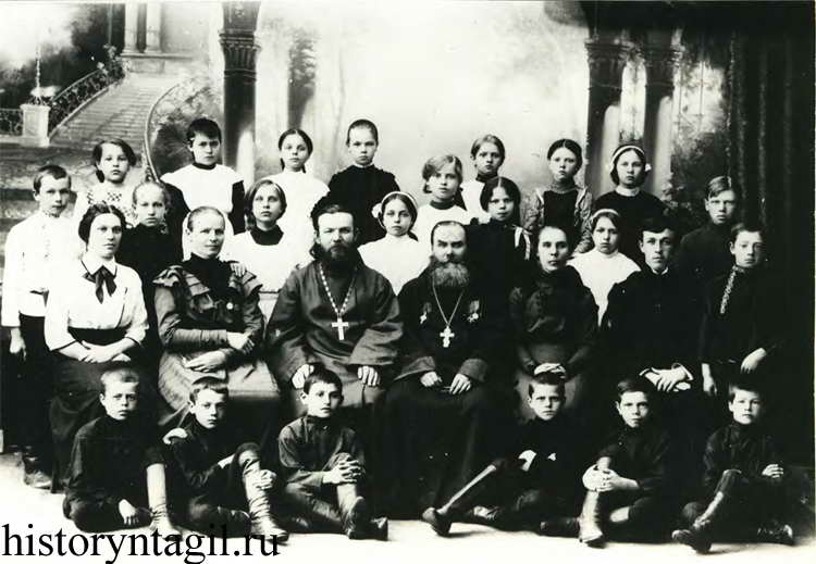 Группы учащихся церковно-приходской школы при Свято-Троицкой церкви. Фото В.А. Вишнякова, 1910-е гг.