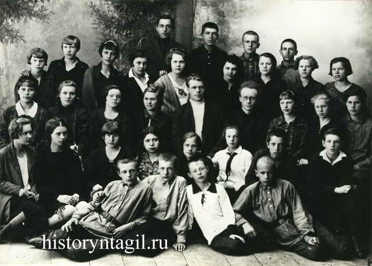 Учащиеся седьмой группы школы. В центре – учитель П.С. Шамин (в белой рубашке) . За ним слева – ученица А. Банникова. 1930 год.
