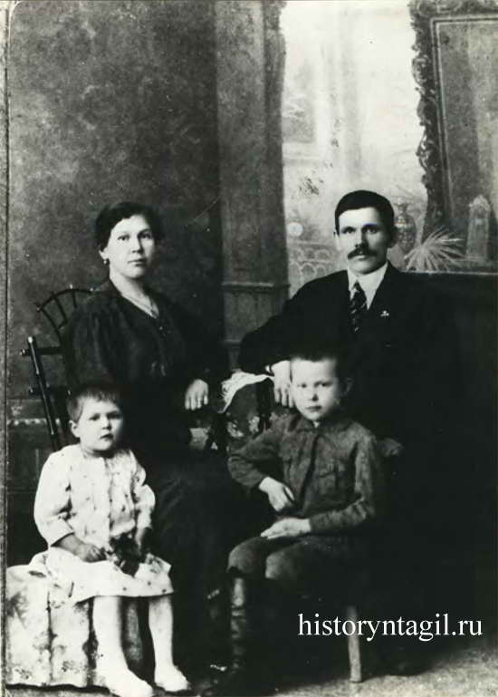 А.П. Банникова (внизу слева) с братом Павлом и Родителями. 1920 год.