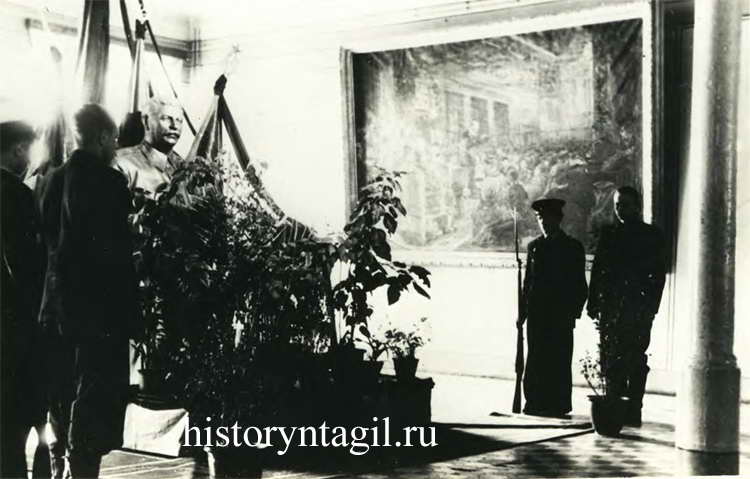 5 марта 1953 года умер Сталин. Почетный караул у бюста вождя в вестибюле горно-металлургического техникума
