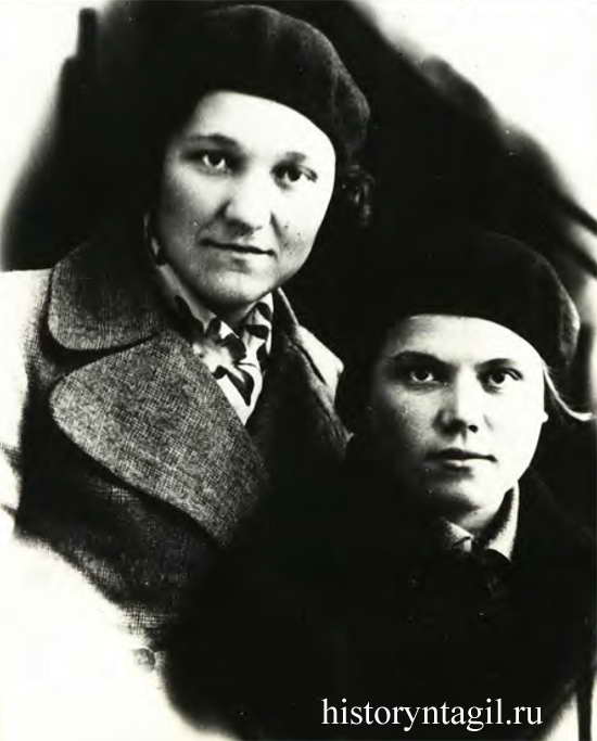 В.Т. Слипченко (справа) с подругой, кон.1930-х годов