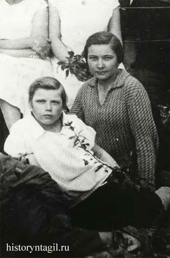 Зина Трофимова (справа) и Валя Слипченко 1934 год