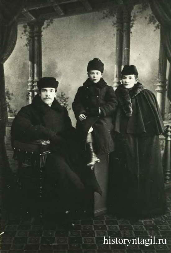 Аполлинария Васильевна Титова с сыновьями Иваном и Владимиром, 1910-е годы