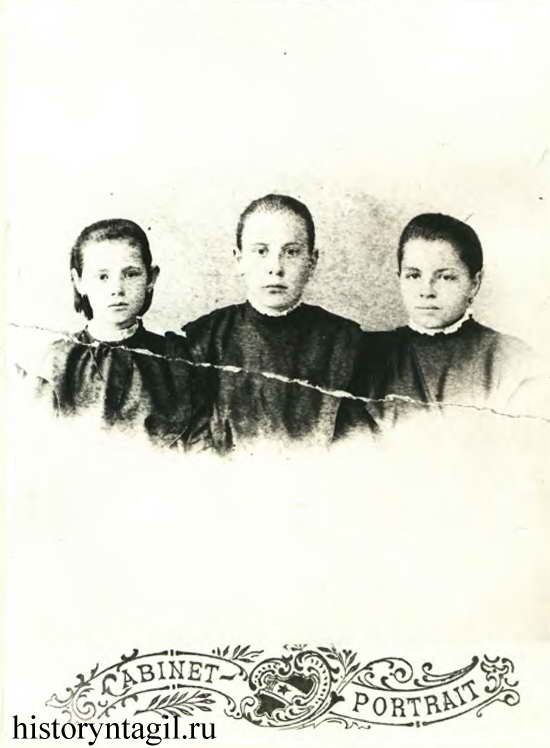 Наталья Прокопьева (слева) подругами. 1902 г. 