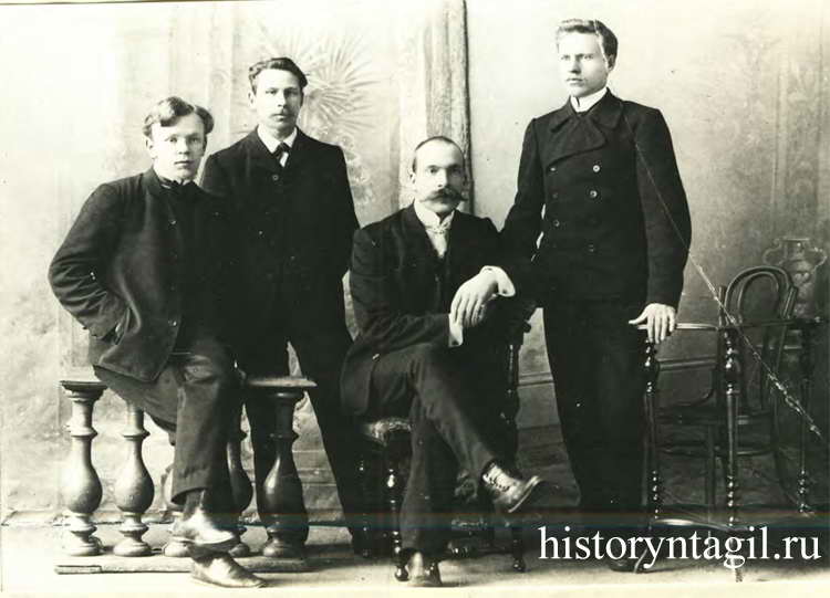 Иван Иванович Титов с друзьями, 1900-е гг.