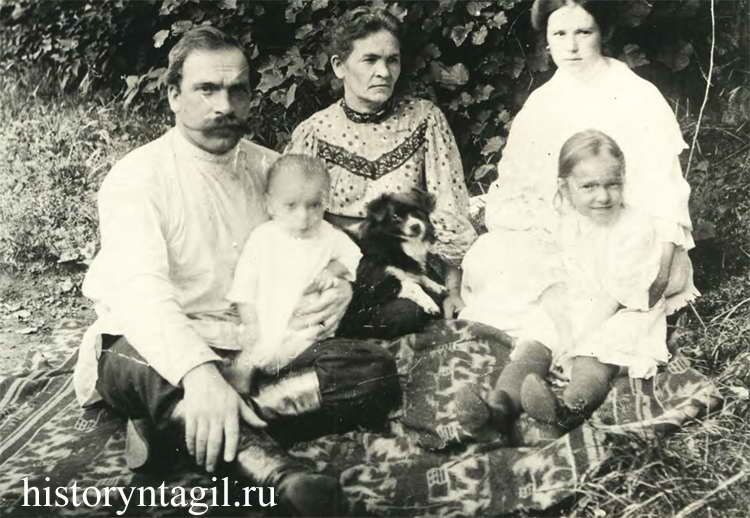Иван Иванович Титов с родственниками. Фото 1910 г.