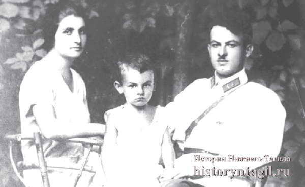Булат Окуджава с мамой Ашхен Степановной и отцом Шалвой Степановичем
