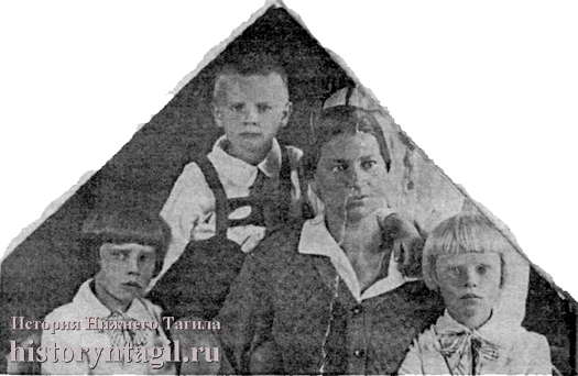 Кира Сергеевна Хлопотова с тремя своими детьми (30-е годы)