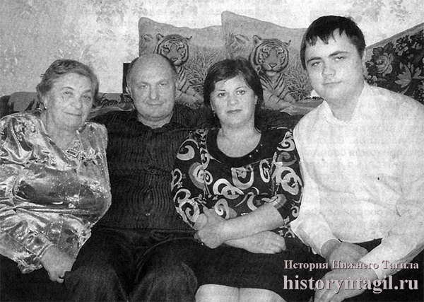 Слева направо: Галина Тадеевна, Николай Сергеевич, его супруга Светлана Николаевна, их сын Денис