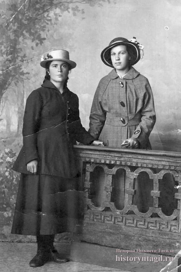 Лида Сибирякова и Поля Тараканова после окончания училища. 1918 год. Работали учителями всю жизнь