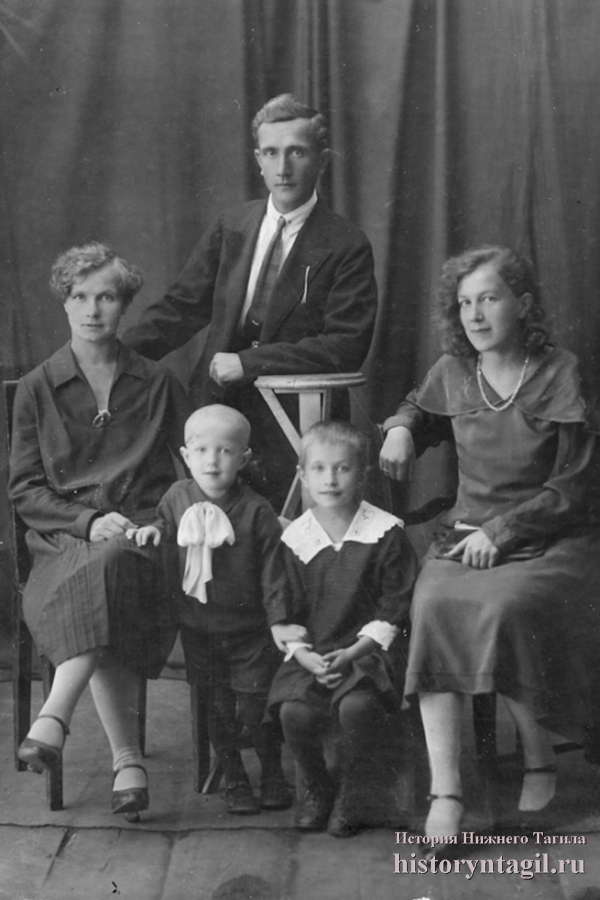 Леонид Николаевич Сибиряков, слева жена Манефа, справа Лидия Николаевна Сибирякова. Дети: Валентин и Руфина. 1931 год