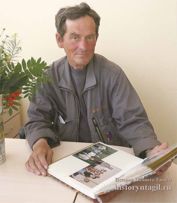 Николай Белов с альбомом фотографий, который он создал к юбилею